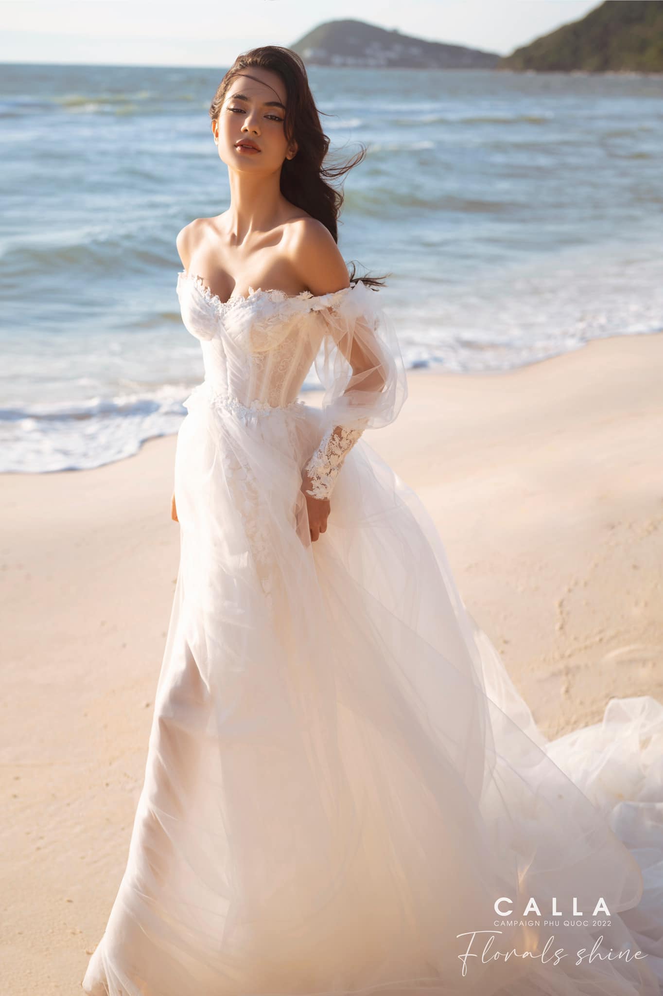 10 mẫu váy cưới trễ vai thời thượng, cuốn hút và sang trọng