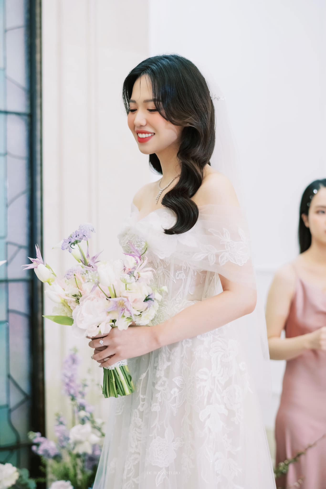 9+ mẫu làm tóc cô dâu đơn giản phù hợp với mọi kiểu váy cưới