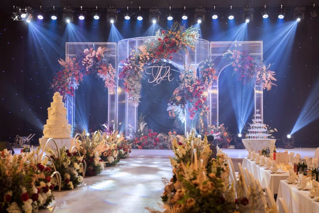 Cách trang trí sân khấu đám cưới lộng lẫy và ấn tượng        
