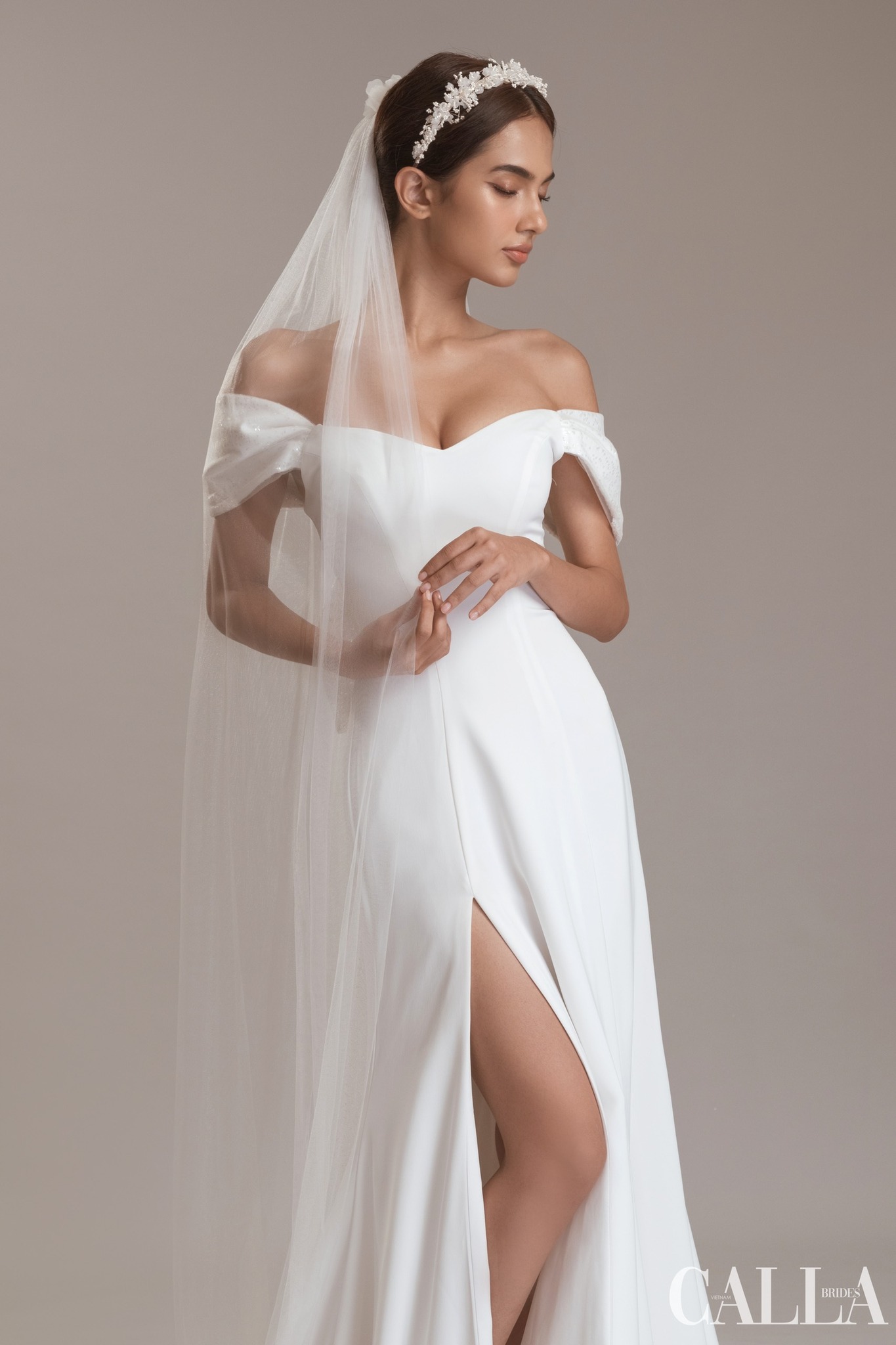 10 mẫu váy cưới trơn hiện đại mà sang trọng cho cô dâu