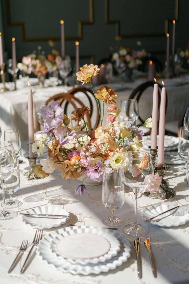 Cách lựa chọn hoa tươi trang trí tiệc cưới ý nghĩa và lãng mạn